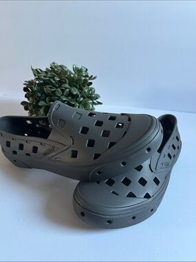 Vans Men's dark gray Ventilated Water Shoes.